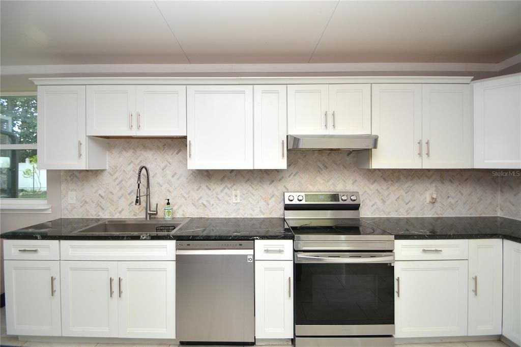 Active With Contract: $399,900 (4 beds, 2 baths, 2884 Square Feet)