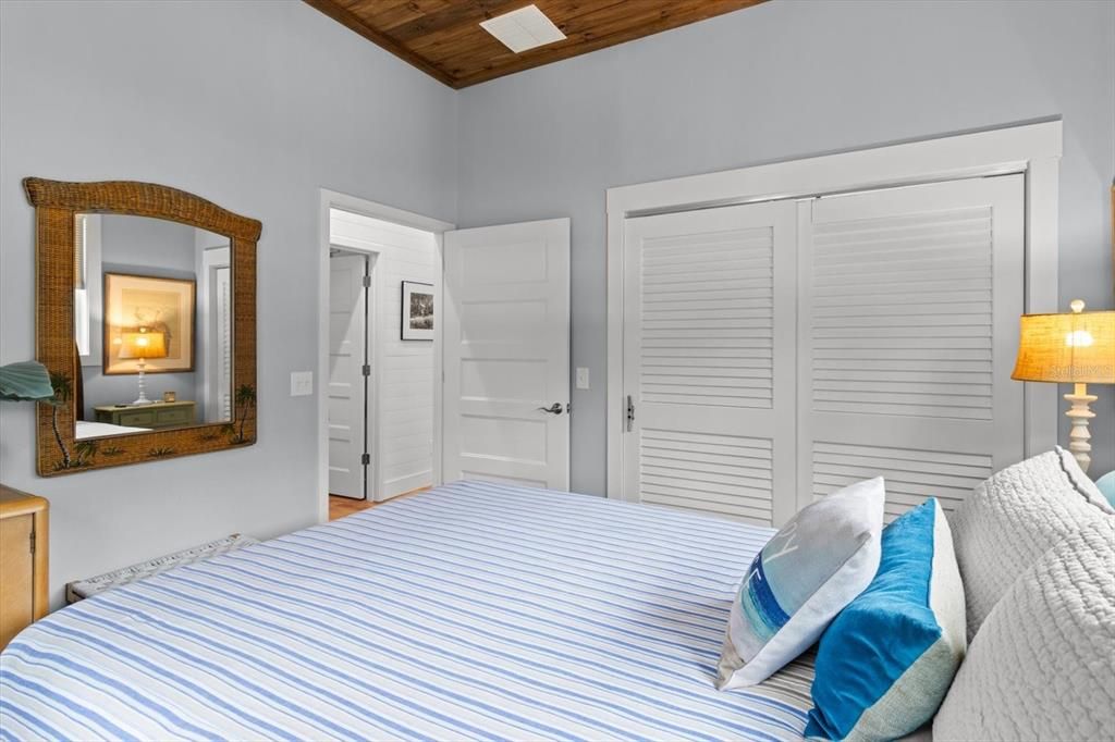 Active With Contract: $565,000 (2 beds, 2 baths, 972 Square Feet)