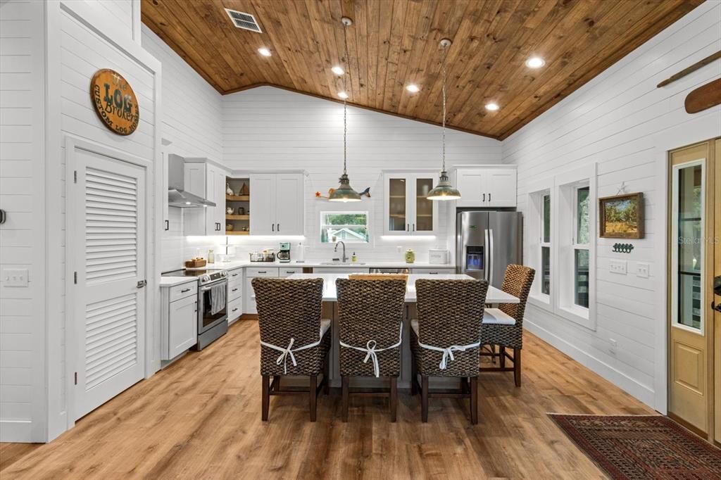 Active With Contract: $565,000 (2 beds, 2 baths, 972 Square Feet)