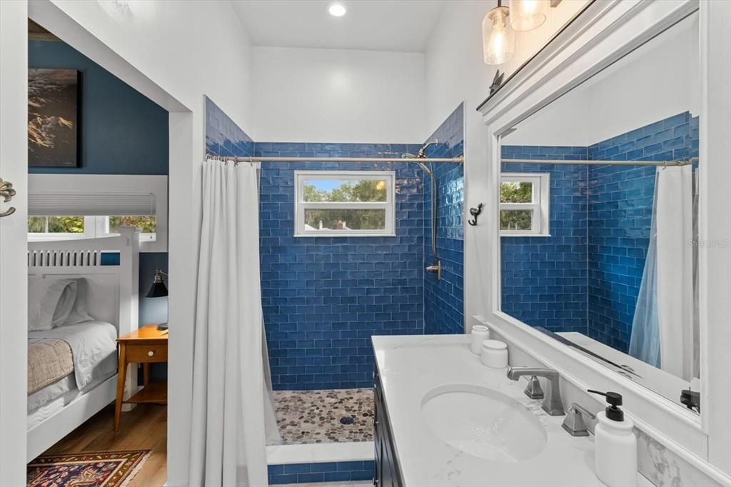 Active With Contract: $565,000 (2 beds, 2 baths, 972 Square Feet)