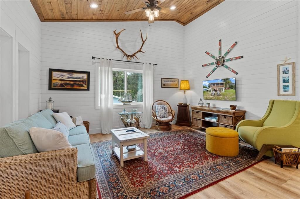 Active With Contract: $565,000 (2 beds, 2 baths, 972 Square Feet)