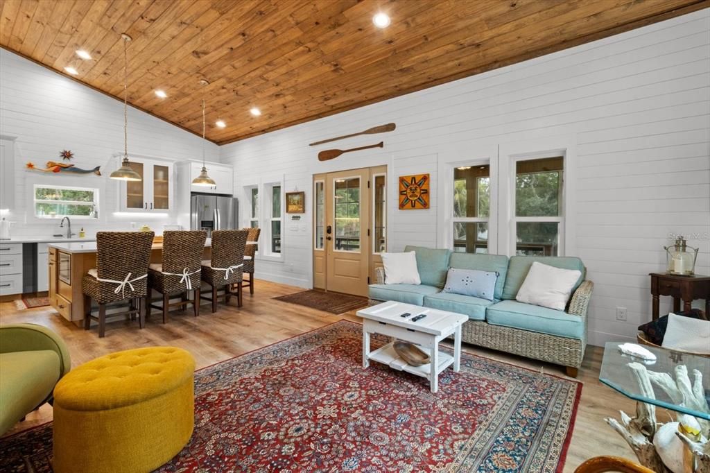 Active With Contract: $565,000 (2 beds, 2 baths, 972 Square Feet)