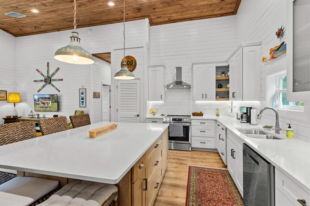 Active With Contract: $565,000 (2 beds, 2 baths, 972 Square Feet)