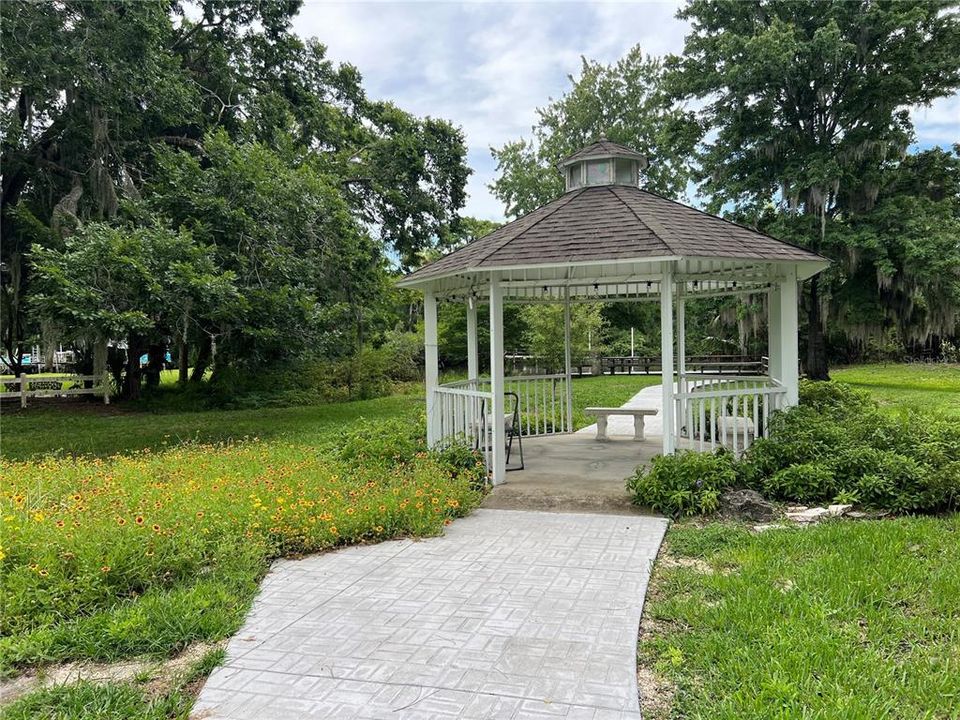 Active With Contract: $565,000 (2 beds, 2 baths, 972 Square Feet)