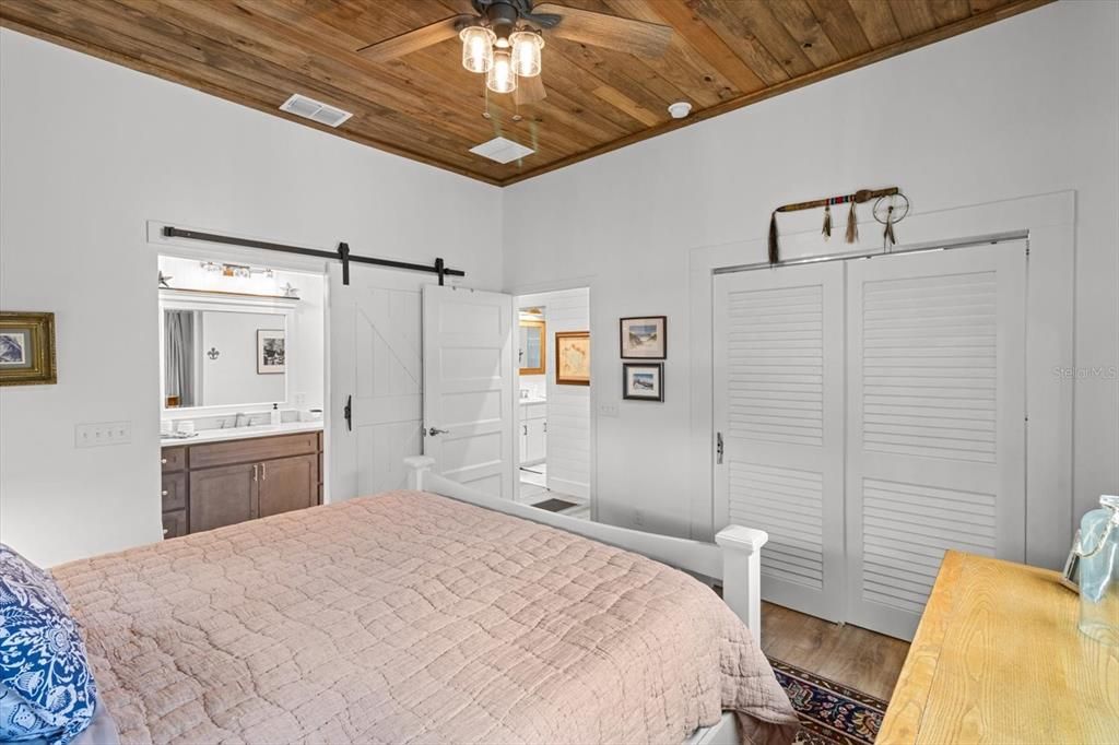 Active With Contract: $565,000 (2 beds, 2 baths, 972 Square Feet)