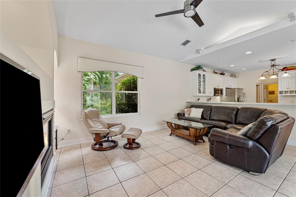 En Venta: $565,000 (3 camas, 2 baños, 2370 Pies cuadrados)