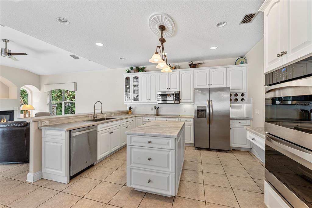 En Venta: $565,000 (3 camas, 2 baños, 2370 Pies cuadrados)