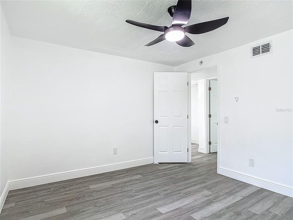 合同活跃: $279,500 (5 贝兹, 2 浴室, 2060 平方英尺)