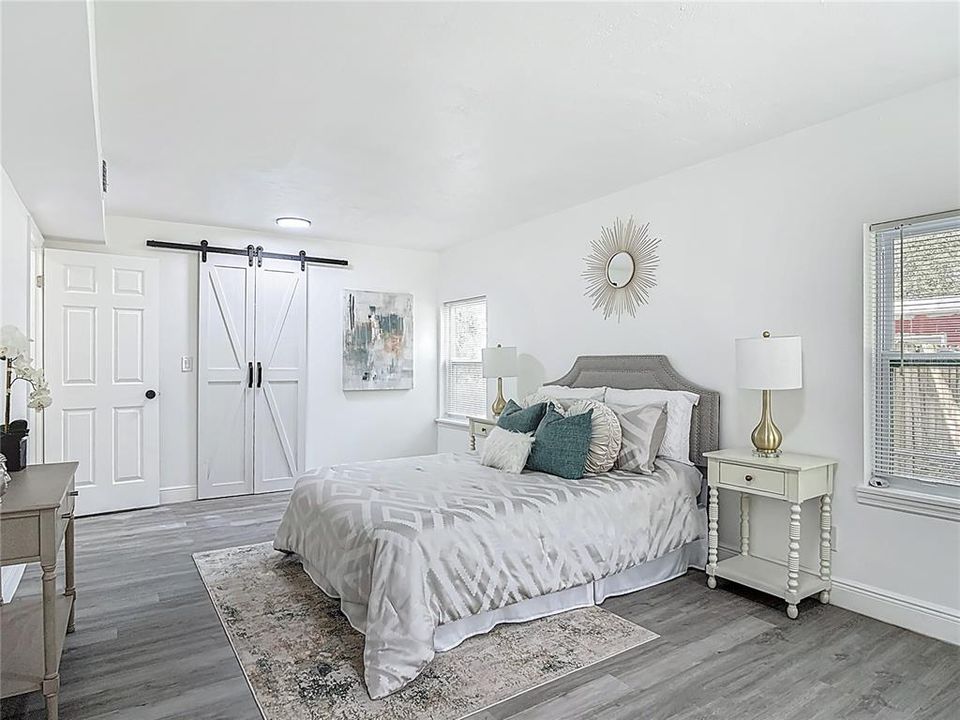 合同活跃: $279,500 (5 贝兹, 2 浴室, 2060 平方英尺)