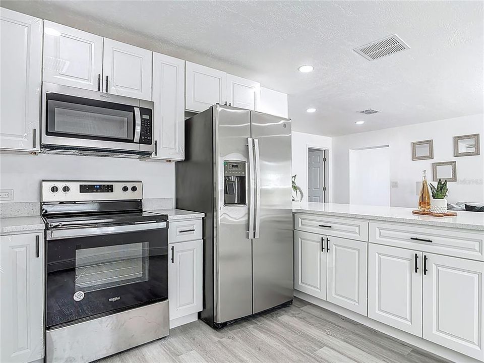 合同活跃: $279,500 (5 贝兹, 2 浴室, 2060 平方英尺)