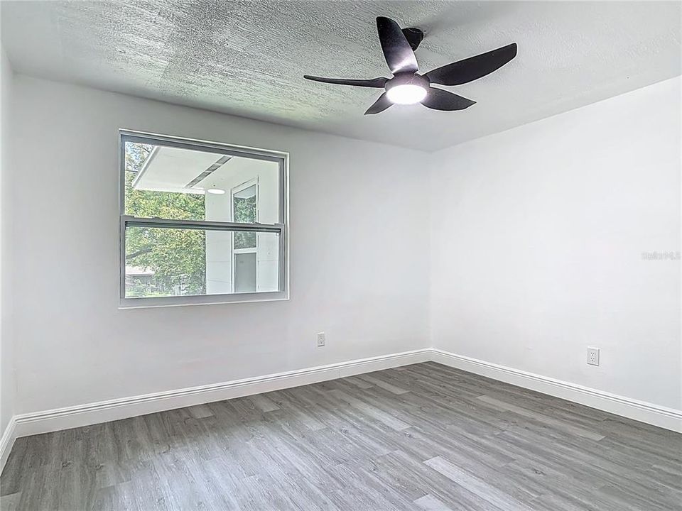 合同活跃: $279,500 (5 贝兹, 2 浴室, 2060 平方英尺)