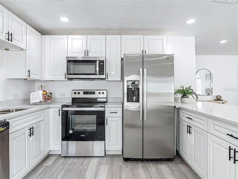 合同活跃: $279,500 (5 贝兹, 2 浴室, 2060 平方英尺)