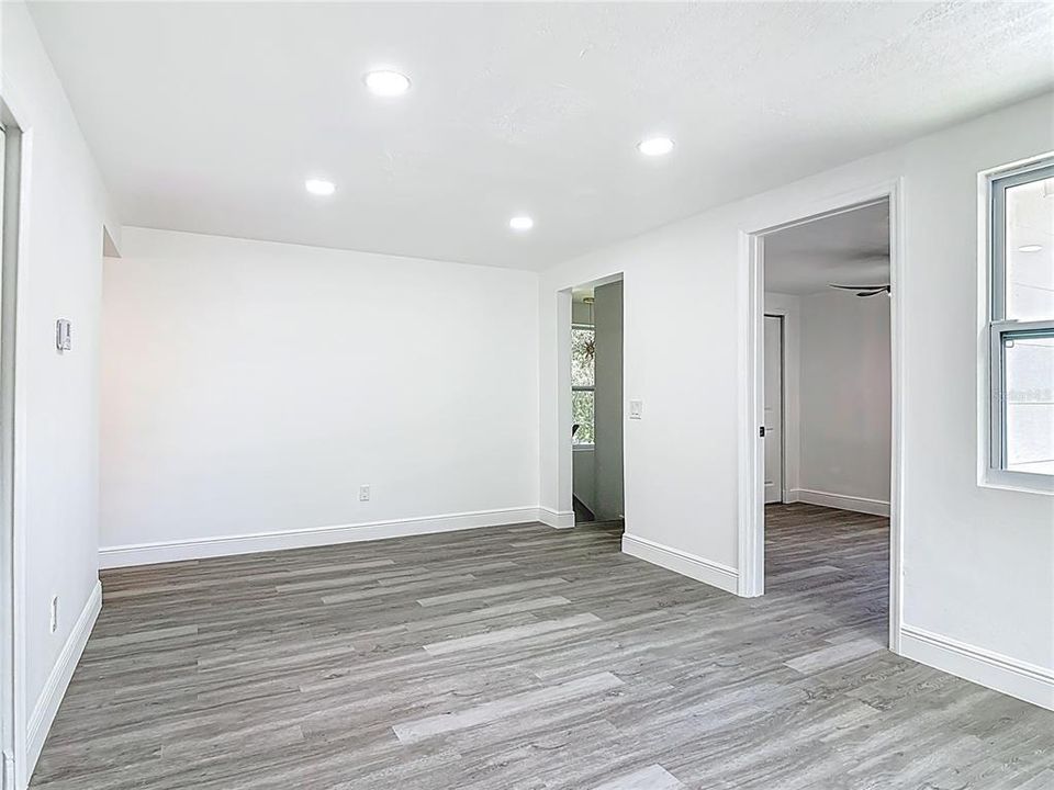 合同活跃: $279,500 (5 贝兹, 2 浴室, 2060 平方英尺)