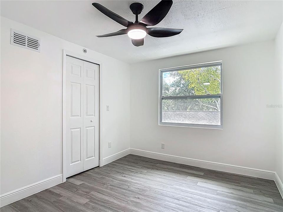 合同活跃: $279,500 (5 贝兹, 2 浴室, 2060 平方英尺)