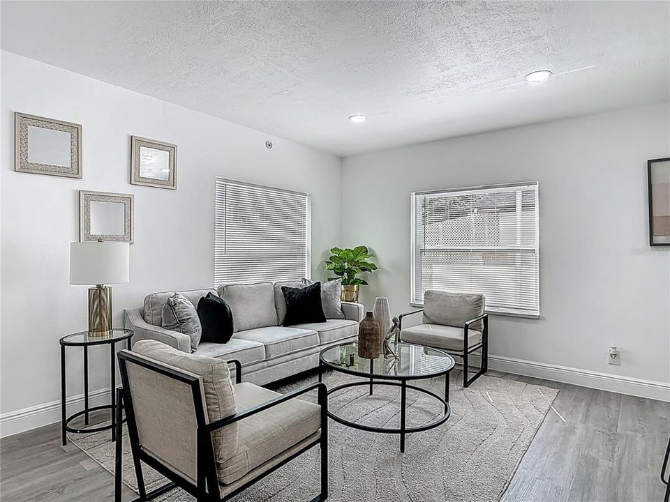 合同活跃: $279,500 (5 贝兹, 2 浴室, 2060 平方英尺)