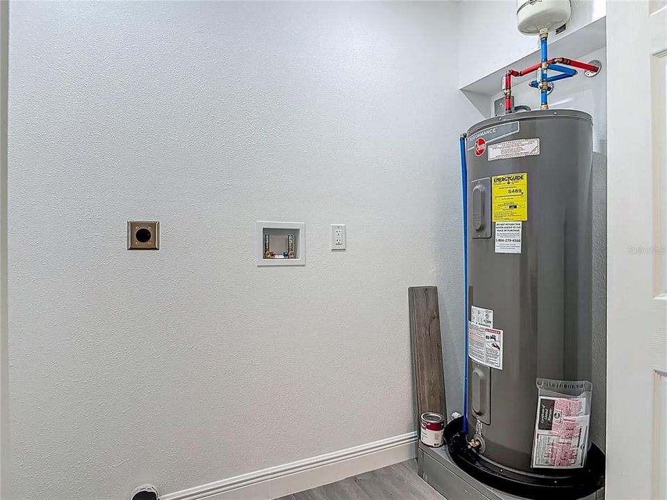 合同活跃: $279,500 (5 贝兹, 2 浴室, 2060 平方英尺)