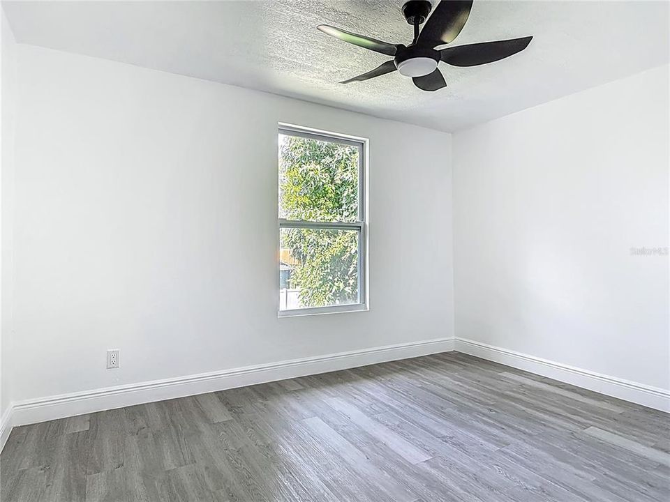 合同活跃: $279,500 (5 贝兹, 2 浴室, 2060 平方英尺)