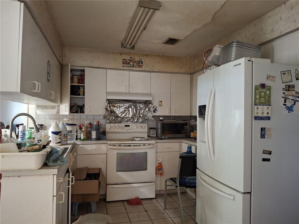 For Sale: $285,000 (5 beds, 3 baths, 2822 Square Feet)