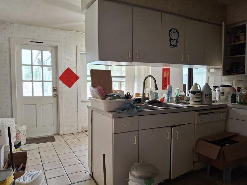 For Sale: $285,000 (5 beds, 3 baths, 2822 Square Feet)