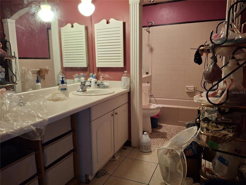 For Sale: $285,000 (5 beds, 3 baths, 2822 Square Feet)