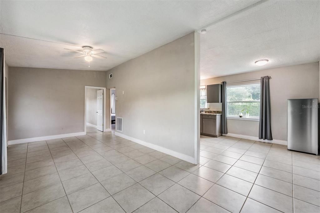 Под контрактом: $199,995 (2 спален, 1 ванн, 936 Квадратных фут)