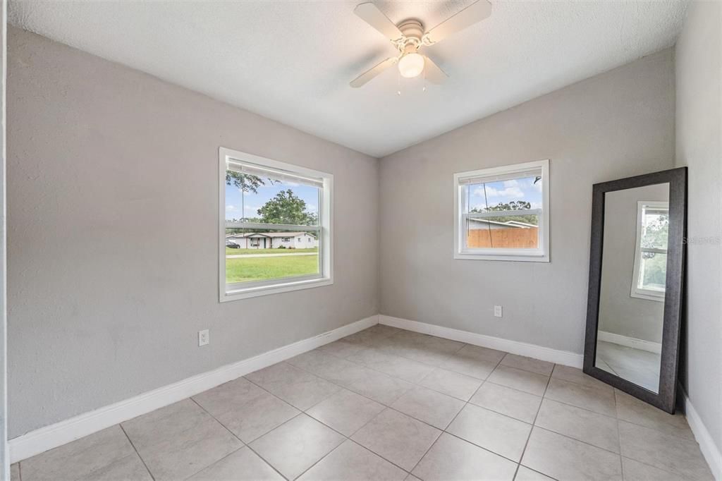 Под контрактом: $199,995 (2 спален, 1 ванн, 936 Квадратных фут)