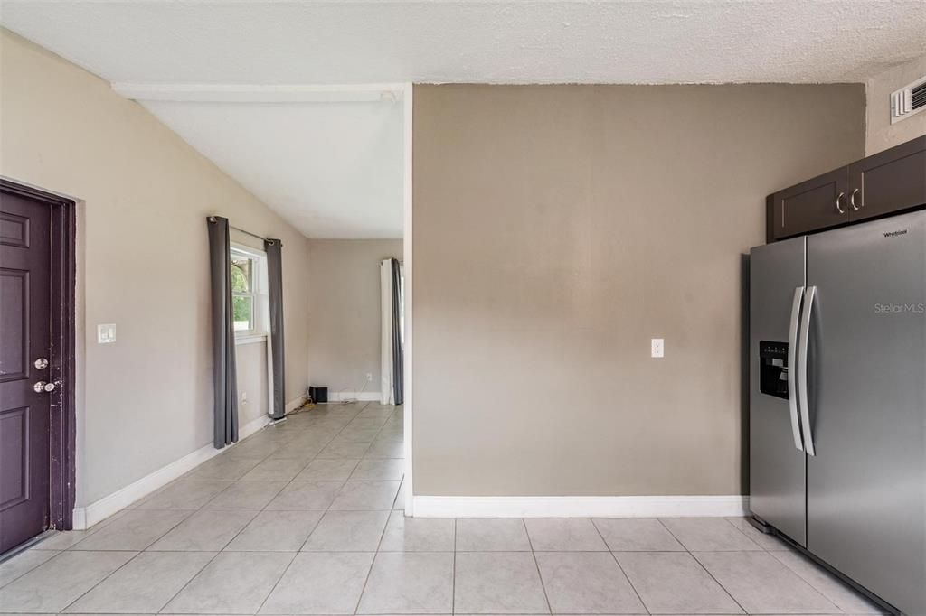 Под контрактом: $199,995 (2 спален, 1 ванн, 936 Квадратных фут)