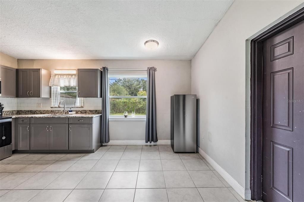 Под контрактом: $199,995 (2 спален, 1 ванн, 936 Квадратных фут)