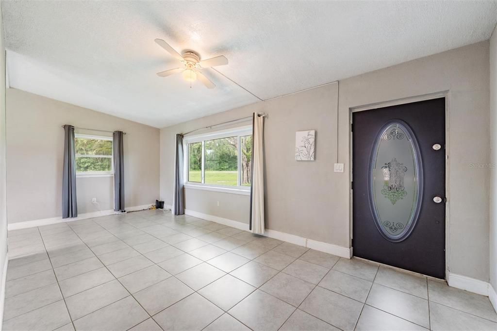 Под контрактом: $199,995 (2 спален, 1 ванн, 936 Квадратных фут)