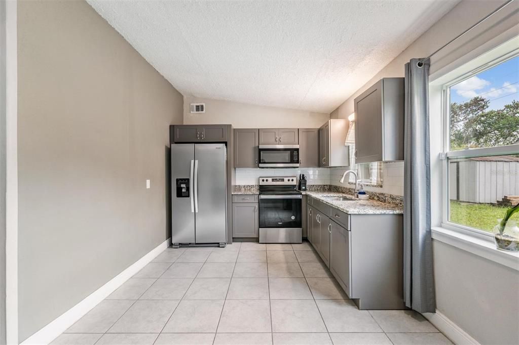 Под контрактом: $199,995 (2 спален, 1 ванн, 936 Квадратных фут)