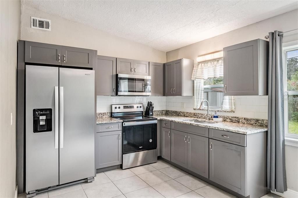 Под контрактом: $199,995 (2 спален, 1 ванн, 936 Квадратных фут)