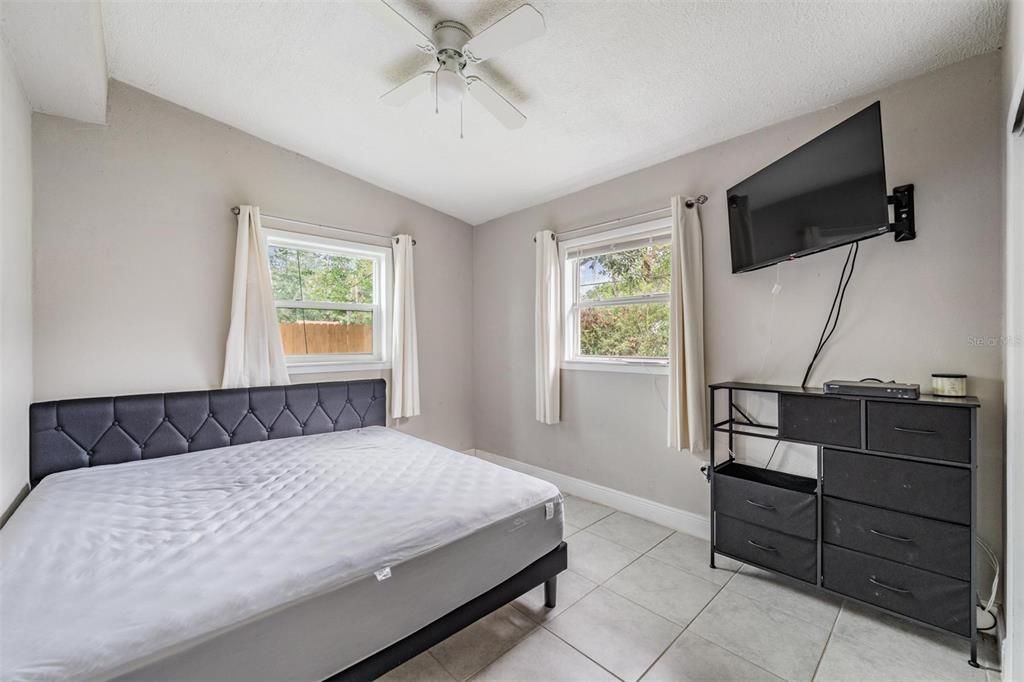 Под контрактом: $199,995 (2 спален, 1 ванн, 936 Квадратных фут)