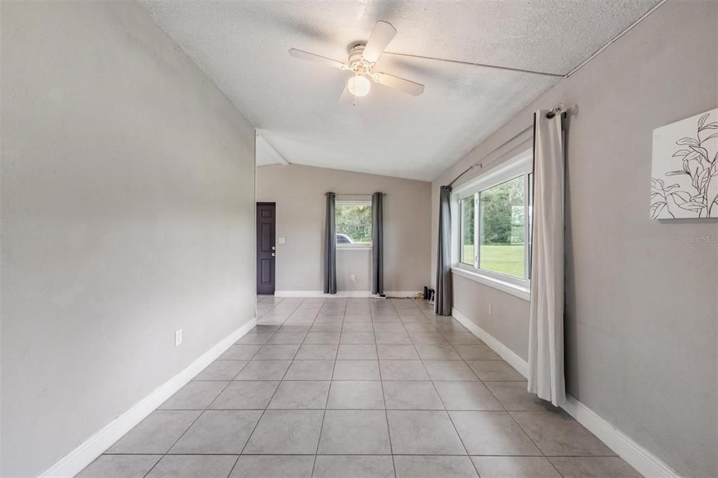 Под контрактом: $199,995 (2 спален, 1 ванн, 936 Квадратных фут)