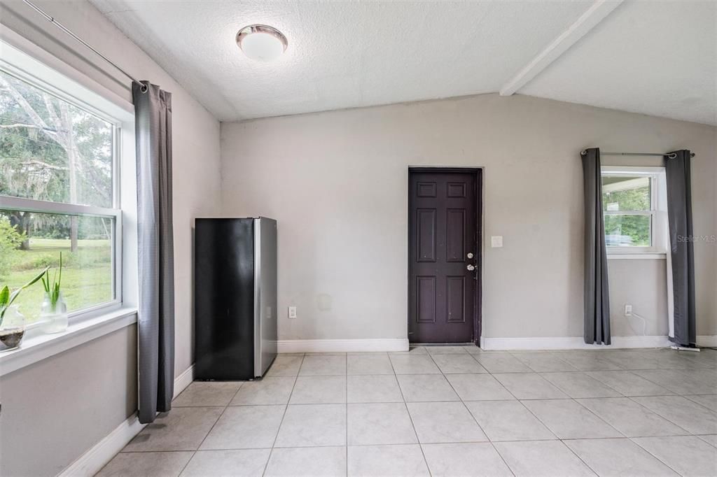 Под контрактом: $199,995 (2 спален, 1 ванн, 936 Квадратных фут)