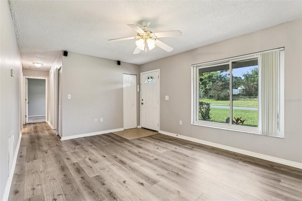 合同活跃: $216,999 (3 贝兹, 1 浴室, 1000 平方英尺)