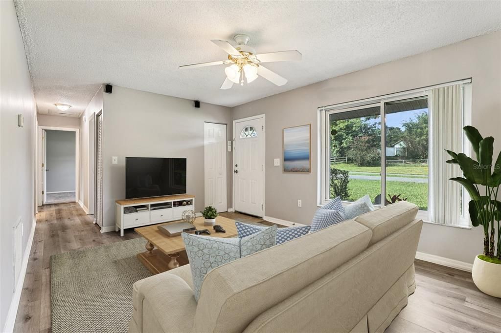 合同活跃: $216,999 (3 贝兹, 1 浴室, 1000 平方英尺)