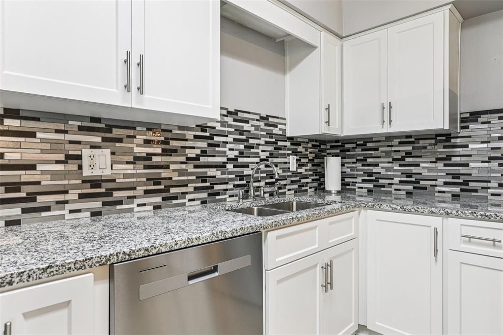 合同活跃: $216,999 (3 贝兹, 1 浴室, 1000 平方英尺)