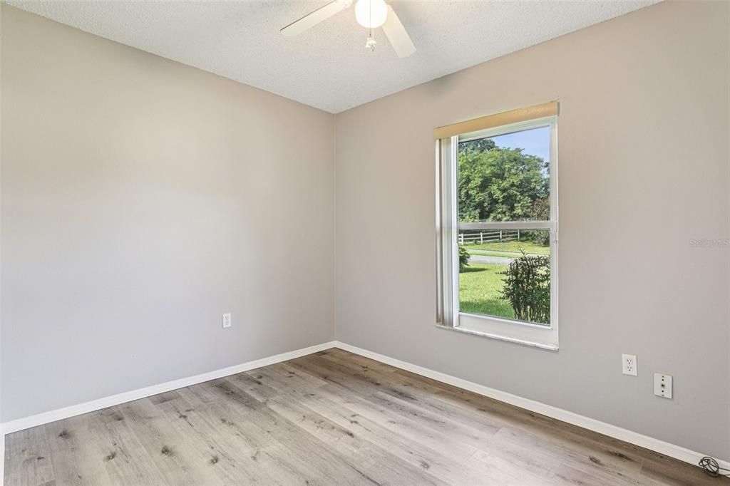 合同活跃: $216,999 (3 贝兹, 1 浴室, 1000 平方英尺)