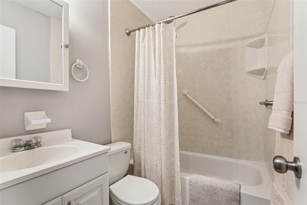 合同活跃: $216,999 (3 贝兹, 1 浴室, 1000 平方英尺)