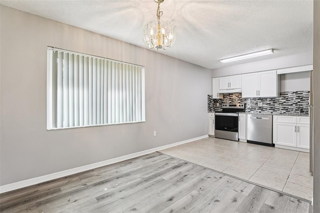 合同活跃: $216,999 (3 贝兹, 1 浴室, 1000 平方英尺)