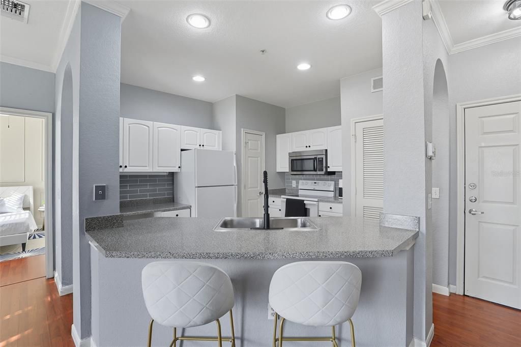 For Sale: $290,000 (2 beds, 2 baths, 1004 Square Feet)