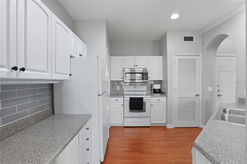 For Sale: $290,000 (2 beds, 2 baths, 1004 Square Feet)