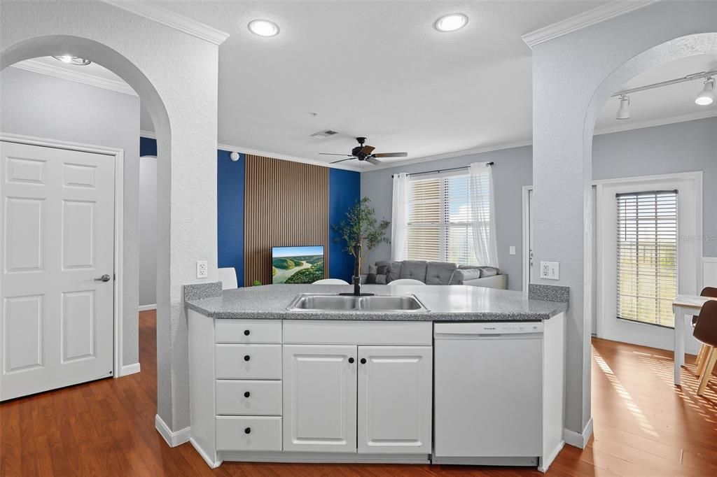 For Sale: $290,000 (2 beds, 2 baths, 1004 Square Feet)