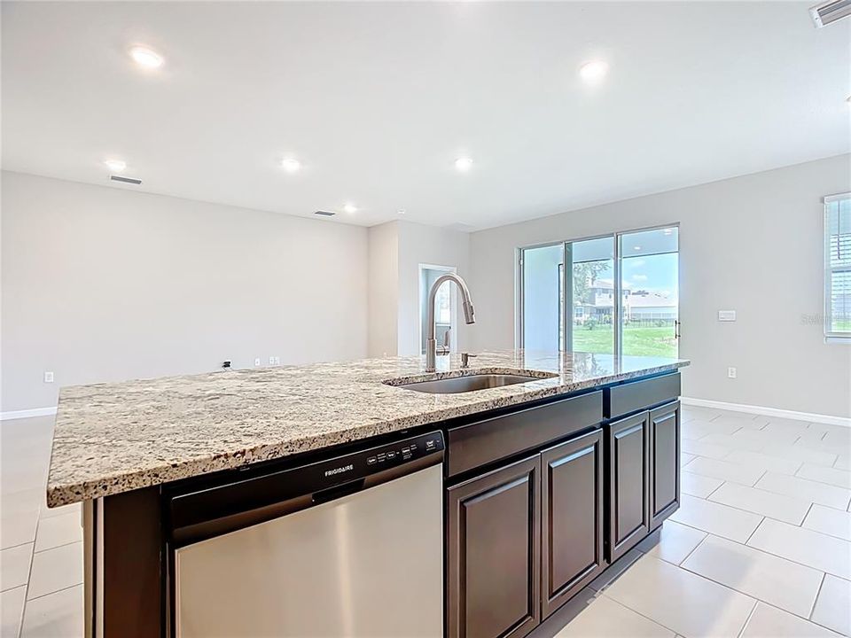 En Venta: $379,900 (4 camas, 2 baños, 2035 Pies cuadrados)