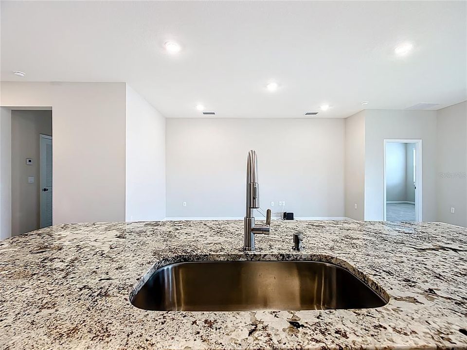 En Venta: $379,900 (4 camas, 2 baños, 2035 Pies cuadrados)