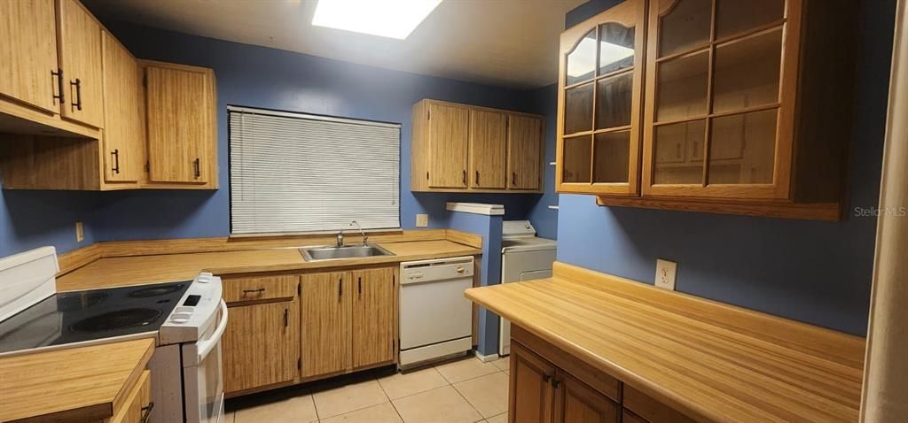 For Sale: $225,000 (2 beds, 2 baths, 1003 Square Feet)