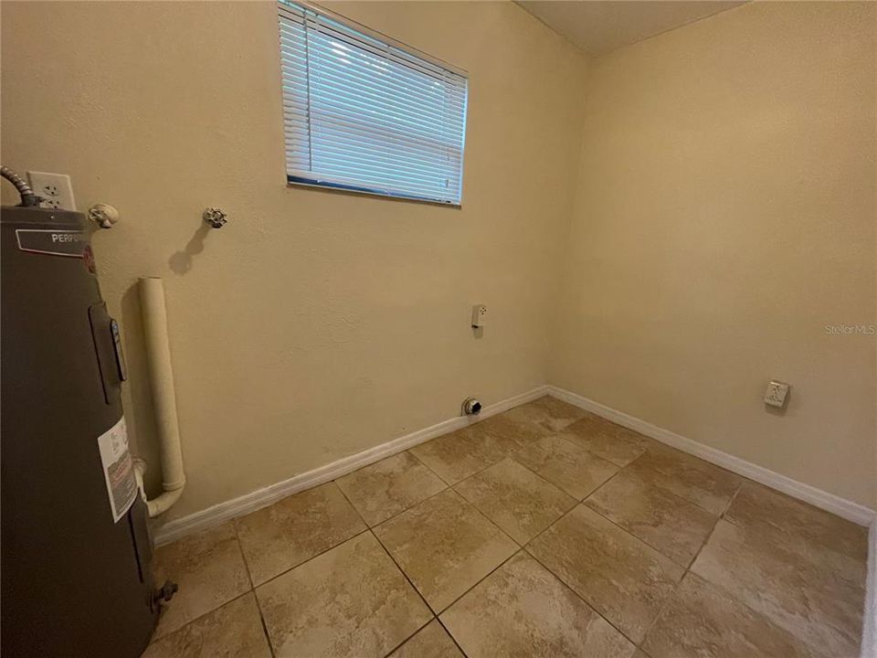 Под контрактом: $279,999 (3 спален, 2 ванн, 1052 Квадратных фут)