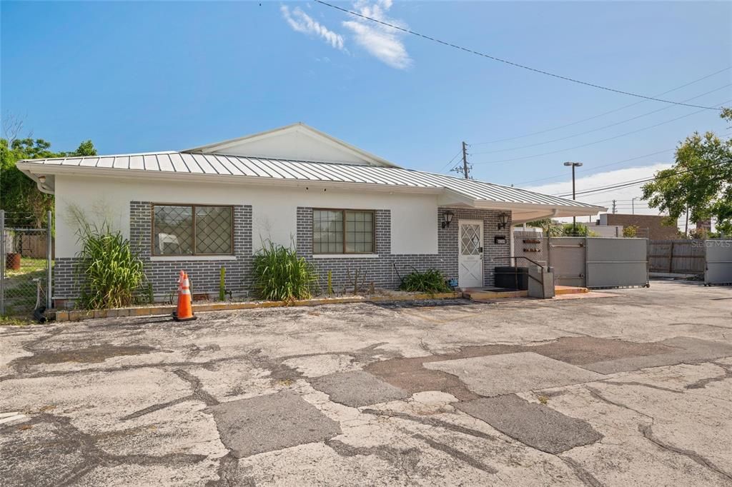 For Sale: $1,175,000 (0 beds, 0 baths, 6276 Square Feet)