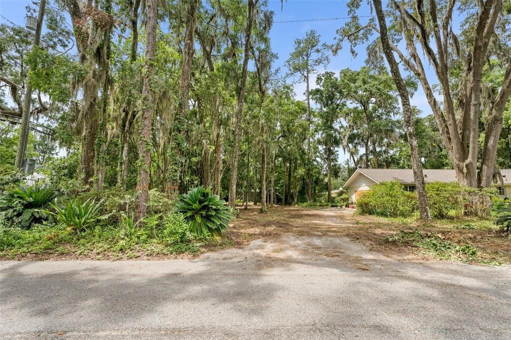 На продажу: $399,000 (0.23 acres)