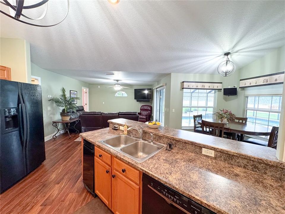 For Sale: $575,000 (3 beds, 3 baths, 2535 Square Feet)